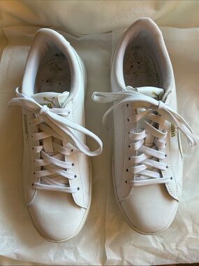 Puma White Women's Low-Top Sneakers with Gold Logo Accent